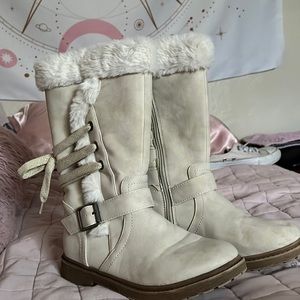kids size size 1.5 boots, barely worn, crème saude material